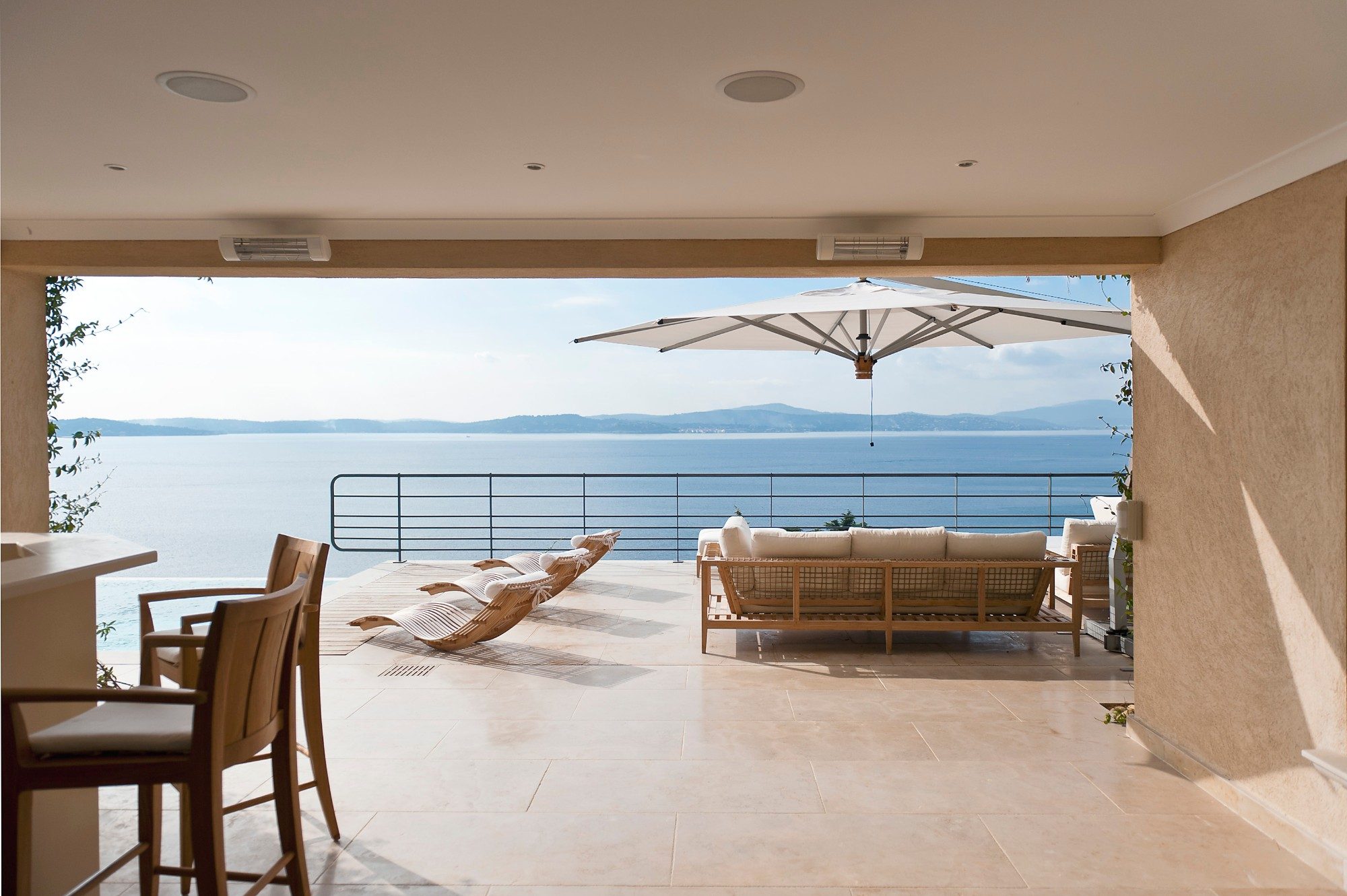 Terrasse couverte face au golfe de Saint-Tropez