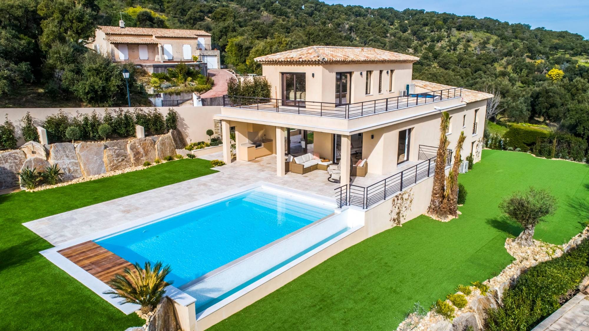 Villa de luxe provençale et sa piscine, vue du ciel