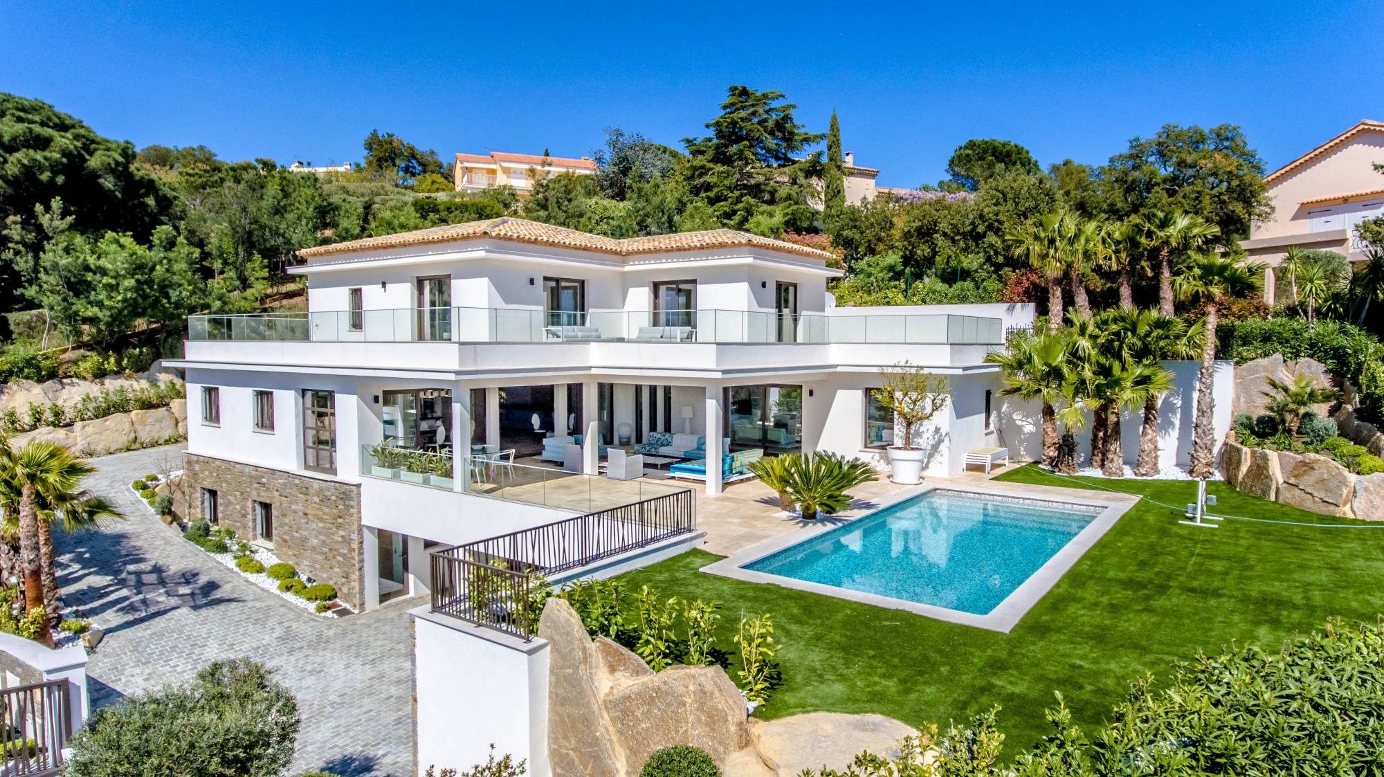 Villa contemporaine blanche et sa piscine, vue du ciel