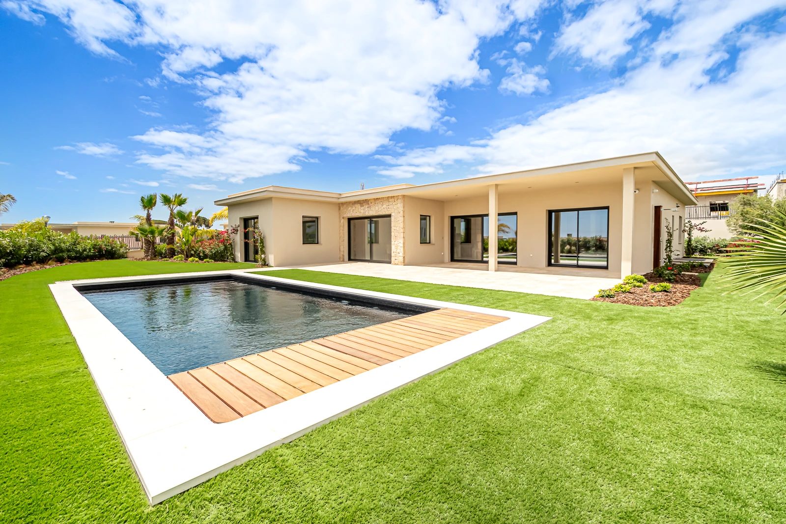Villa de luxe en Algarve à Quinta de Faro, piscine et ponton en bois