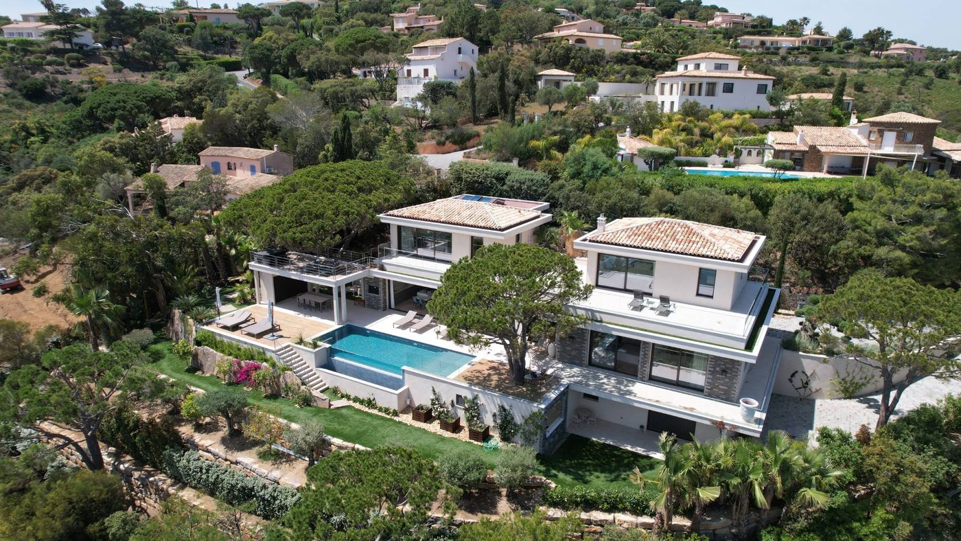 Villa contemporaine sur restanques et piscine à débordement, vue du ciel