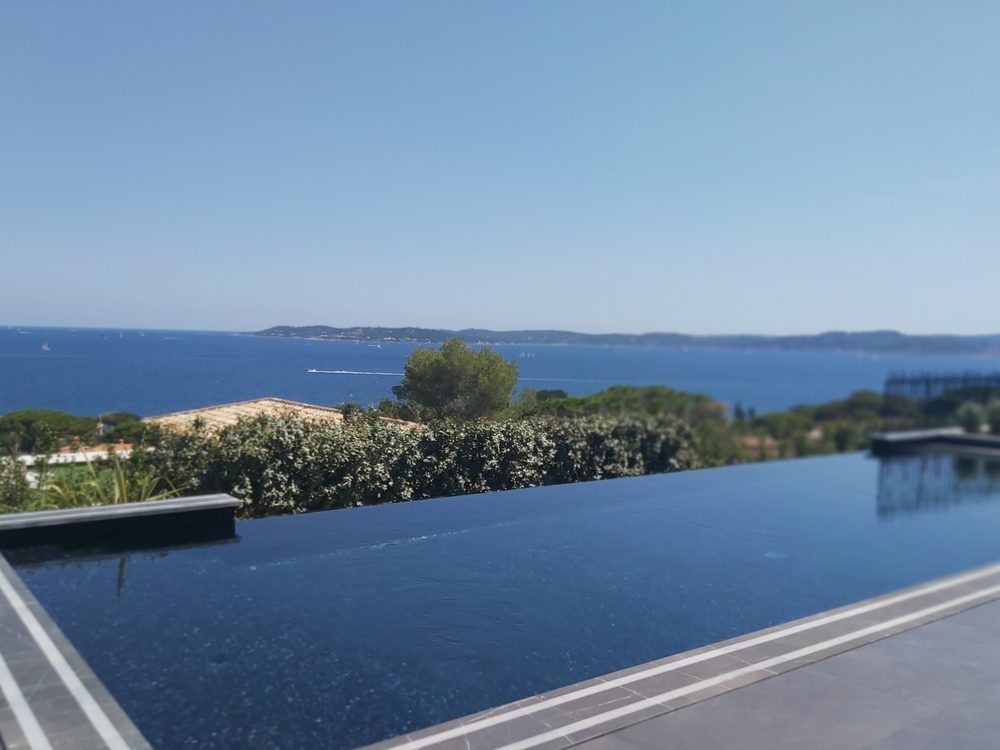 Piscine à débordement face à la baie de Saint-Tropez